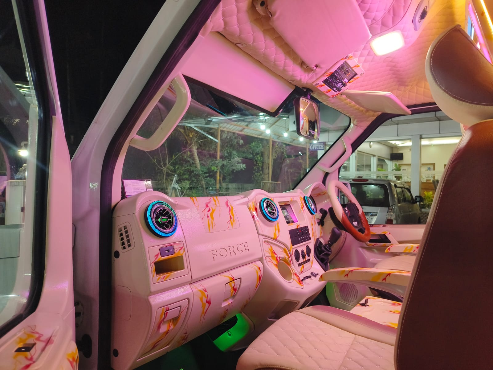 Premium traveller dashboard and front cabin